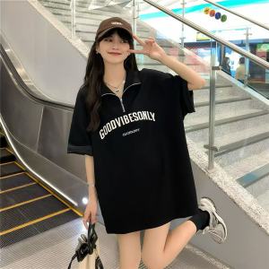 TZY เสื้อยืด แขนสั้น ผู้หญิง คอปก ลายสกรีนแต่งซิปที่ด้านหน้า มาพร้อมกัน 2 สี ดำ และ ขาว เป็นสีคลาสสิคที่สาวๆเลือกมากที่สุด อินเทร์นกำลังฮอตฮิตพร้อมส่ง