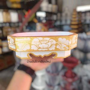 สดใหม่ กี๋น้ำชา ที่วางแก้วน้ำขนาด 6*9 นิ้ว มีแบบหลากหลาย เช่น เพ้นลาย สีขาวทอง สีแดงทอง และสีแดงล้วนขาวล้วน สำหรับวางแก้วน้ำถวายพระหรือใช้งานได้ตามอเนกประสงค์ คุณภาพดี