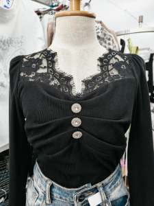 เสื้อsweaterแขนยาว เนื้อ[a101]ผ้าร่องยือหนานุ่ม ผ้าเกรดดีมากใส่สบาย แต่งคอลูกไม้ กับกระดุมพลอยหรูพรีเมี่ยมสุดๆไหล่จับจีบ