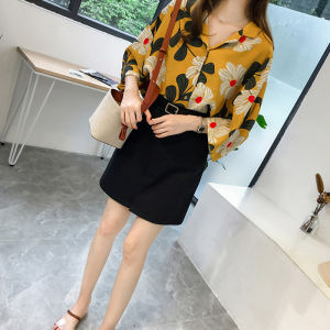 LiShops พร้อมส่งแล้ววันนี้ เสื้อเชิ้ตแฟชั่นลายดอก 2สีสวยๆ ต้อนรับซัมเมอร์ซัมใจ มีกระดุมหน้าผ้าสวมใส่สบาย ที่สำคัญเนื้อผ้านิ่มมาก ราคาดีงาม กดจิ้มได้เลย