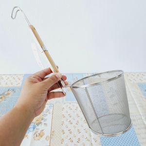 ที่ลวกก๋วยเตี๋ยว ตะกร้อลวกเส้น ตะกร้อสแตนเลส กระชอนสแตนเลส (ด้ามไม้สั้น)(แบบมุ้งลวดหนา) ขนาดปาก 12/14/16 ซม.(ตรา TK)