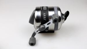 B40 Spincast Bowfishing Reel Bow Fishing Stainless Steel Left/Right Reversible Handle 3.4:1 Gear RatioStrong Line 7# 105 Yards 0.45mm/20lb