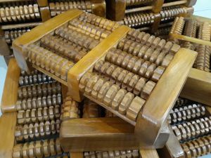 พร้อมส่ง ไม้นวดเท้าไม้สักทอง 5แถว ไม้นวดฝ่าเท้า ลูกกลิ้งไม้สักนวดเท้า ที่นวดเท้า ไม้บริหารเท้า ไม้นวดเท้าหายป่วย ออกกำลังกายขา นวดฝ่าเท้า