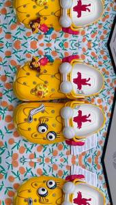 crocs Co-branded Big Bird Sister Clogs Outdoor Sandals Comfortable Beach Shoes Casual Closed-Toe Slippers Factory