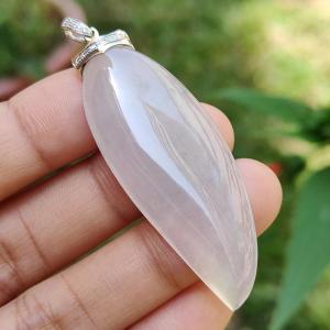 Beautifully designed 18k gold clasp attached to this Natural Type A Jadeite Jade crafted as shape of Chilli Pendant with certificate weigh 8.64 grams measurement 47.5 * 18.2 * 5.8 mm (18kp20)
