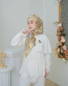 Koyu Hijab Segiempat Patern Wafle Lasercut dan Jahit Tepi Motif Hibiscus