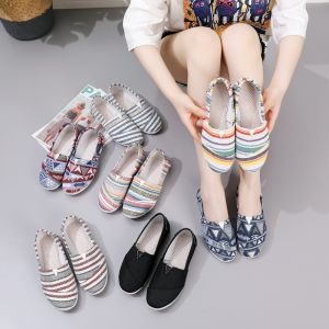 BAG ENTER SH49 Sepatu Kanvas Wanita Flat Rainbow Colourful Women Flat Shoe\\n\\n Mengenal Sepatu Kanvas Wanita Flat Rainbow Colourful Women Flat Shoe\\n\\nSepatu Kanvas Wanita Flat Rainbow Colourful Women Flat Shoe adalah sepatu casual wanita yang memiliki desain unik dan warna-warni. Dengan bahan kanvas yang nyaman dan tahan lama, sepatu ini cocok digunakan untuk berbagai aktivitas sehari-hari.\\n\\n Deskripsi Produk\\n\\nSepatu Kanvas Wanita Flat Rainbow Colourful Women Flat Shoe dirancang dengan bahan kanvas berkualitas tinggi, yang memberikan kenyamanan maksimal saat dikenakan. Desain flat membuat sepatu ini mudah dipakai dan cocok untuk berjalan jauh. Warna-warni cerah dan beragam membuat sepatu ini menjadi pilihan yang tepat untuk menambahkan sentuhan gaya pada penampilan Anda.\\n\\n Kelebihan & Fitur\\n\\nBerikut adalah beberapa kelebihan dan fitur dari Sepatu Kanvas Wanita Flat Rainbow Colourful Women Flat Shoe:\\n\\n- Bahan kanvas berkualitas tinggi yang nyaman dan tahan lama\\n- Desain flat yang mudah dipakai dan cocok untuk berjalan jauh\\n- Warna-warni cerah dan beragam untuk menambahkan sentuhan gaya pada penampilan Anda\\n- Cocok digunakan untuk berbagai aktivitas sehari-hari\\n\\n Cara Memilih Sepatu Kanvas Wanita Flat yang Tepat\\n\\nMemilih sepatu kanvas wanita flat yang tepat sangat penting untuk menunjang penampilan dan kenyamanan Anda. Berikut adalah beberapa tips dalam memilih sepatu kanvas wanita flat:\\n\\n Ukuran & Kebutuhan Aktivitas Sehari-hari\\n\\nPastikan Anda memilih ukuran sepatu yang sesuai dengan kaki Anda. Jangan terlalu besar atau terlalu kecil, karena hal ini dapat mempengaruhi kenyamanan Anda saat mengenakannya. Selain itu, pertimbangkan kebutuhan aktivitas sehari-hari Anda. Jika Anda sering berjalan jauh atau berolahraga ringan, pilihlah sepatu yang memiliki sol empuk dan bantalan yang cukup.\\n\\n Perawatan Sepatu Kanvas Wanita Flat\\n\\nPerawatan sepatu kanvas wanita flat sangat penting untuk menjaga kebersihan dan keawetannya. Bersihkan sepatu secara rutin menggunakan kain lembut dan sabun cair. Hindari mencuci sepatu dengan mesin cuci atau menyetrika bagian atas sepatu.\\n\\n Tips Memakai Sepatu Kanvas Wanita Flat Rainbow Colourful Women Flat Shoe\\n\\nBerikut adalah beberapa tips dalam memakai Sepatu Kanvas Wanita Flat Rainbow Colourful Women Flat Shoe:\\n\\n Padu-Padan Pakaian\\n\\nSepatu Kanvas Wanita Flat Rainbow Colourful Women Flat Shoe dapat dipadu-padankan dengan berbagai jenis pakaian. Anda bisa memakainya dengan celana jeans, rok mini, atau dress. Jika Anda ingin menambahkan sentuhan gaya, tambahkan aksesori seperti kalung atau gelang.\\n\\n Aktivitas Sehari-hari\\n\\nSepatu Kanvas Wanita Flat Rainbow Colourful Women Flat Shoe cocok digunakan untuk berbagai aktivitas sehari-hari, seperti bekerja, belajar, atau berjalan-jalan. Desain flat dan bahan kanvas yang nyaman membuat sepatu ini menjadi pilihan yang tepat untuk berjalan jauh atau berolahraga ringan.\\n\\nJadi, tunggu apa lagi? Segera miliki Sepatu Kanvas Wanita Flat Rainbow Colourful Women Flat Shoe dan lengkapi penampilan Anda dengan gaya yang trendi dan nyaman!\"
