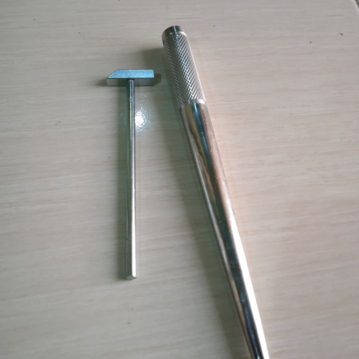 Boss oldida yalangoch, sharmandali porno Yigit kunnilingusda qizlarga yutqazdi.