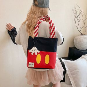 MAXI คาวาอิ กระเป๋าสะพายลายมิกกี้ พร้อมจี้ นุ่มนุ่มๆ กระเป๋าความจุขนาดใหญ่ ถุงเก็บสัมภาระ ง่ายๆ กระเป๋าผ้าใบการ์ตูน สำหรับผู้หญิง