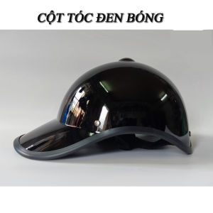 Mũ bảo hiểm xe máy kiểu dáng mũ lưỡi trai dành cho nữ với lỗ buộc tóc ở phía sau.