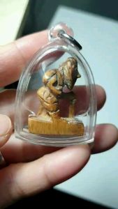 ชูชก ไม้แกะ หลวงปู่รอด วัดบางน้ำวน จ.สมุทรสาคร อายุกว่าร้อยปี เป็นเครื่องรางแห่งการขอ ขออะไรได้ดังใจ (ขายพร้อมกรอบกันน้ำ)