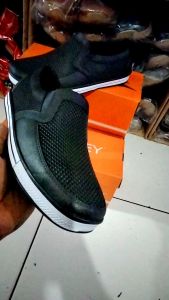 Sepatu Santai Terbuat Dari Bahan Karet Mentah Kuat Anti Air Serba Guna