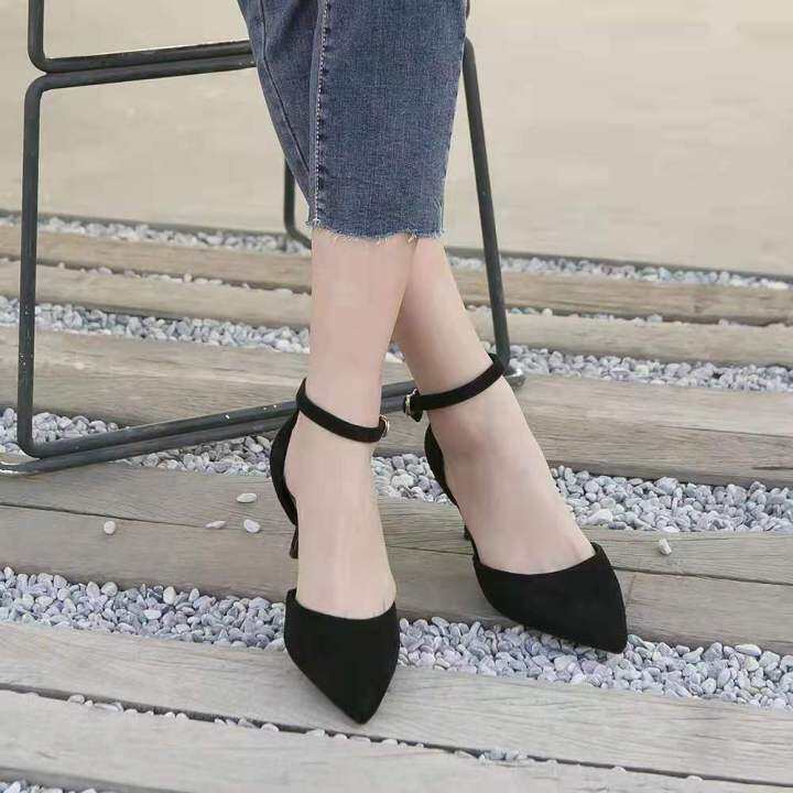 Pointed closed clearance toe block heels