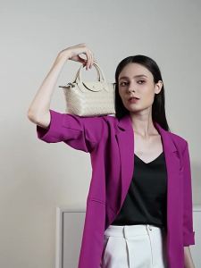 Túi nhỏ da thật thiết kế độc đáo thời thượng 2026 Túi xách nữ da bò đan mẫu mới kiểu bánh bao đựng điện thoại xách tay đeo chéo.