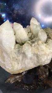 Bụi Thạch Anh tinh thể to nặng tặng đế gỗ S152 1.5kg