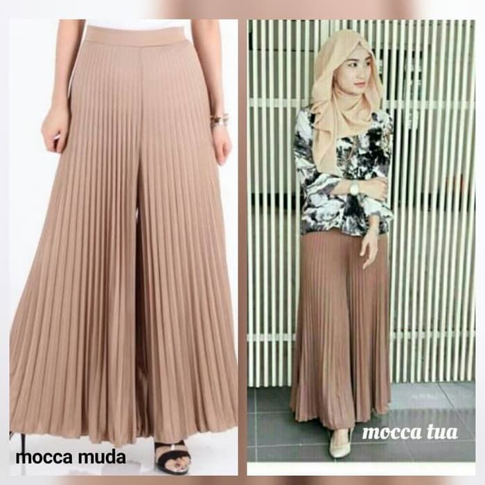 Porno studiyasida sahna ortida Shirali sochli ayollar bilan porno