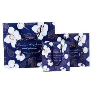 ถุงกระดาษแข็ง สีเขียวอ่อน แต่งกุหลาบ คุณภาพ ดี ทนทาน ลายสวยตรงปก ขนาด L (36*25*12cm.)  แพ็คละ 5 ใบ/ไซส์ สินค้าพร้อมส่ง