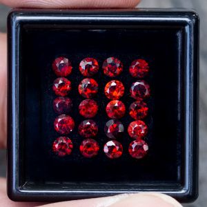พลอยโกเมนจันทบุรี (Garnet) น้ำหนัก 2.83 กะรัต 3มิล 20เม็ด เนื้อใสสะอาดไม่มีตำหนิ พลอยแท้จากบ่อจังหวัดจันทบุรี