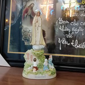 Tượng Đức Mẹ Ftima hiện ra trên núi và 3 trẻ quỳ cao 18cm – tượng sứ trí xe hơi - quà tặng công giáo