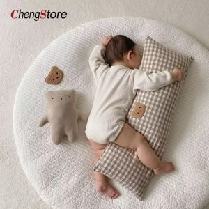 หมอนผ้าฝ้ายสวมใส่สบายถอดออกได้หมอนป้องกันการกระแทกทรงสี่เหลี่ยมผืนผ้าหมอนลายสก็อตป้องกันความปลอดภัยสำหรับเด็กทารกกันชนในเปลหมีขนาด70ซม.