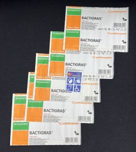 S&N Bactigras 7457 Medicated Paraffin Gauze Dressing 10cmx10cm Chlorhexidine PARAFFIN Gauze Smith & Nephew Dressing