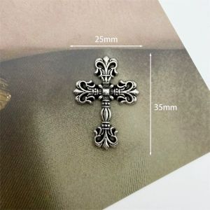 Nút charm logo Chrome Heart mạ bạc chỉ dùng để dán điện thoại ví quần áo.