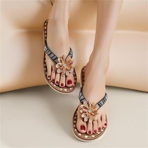 Womens flip-flops with cute sunflower decorations made of non-slip and waterproof rubber comfortable slippers for outdoor wear home use and beach use