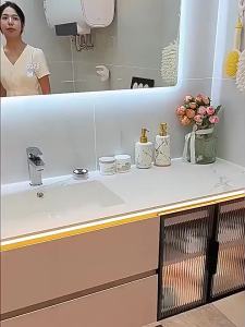 Wall mounted toilet paper Toilet paper storage rack Intelligent aromatherapy toilet tissue Roll up paper boxes Bathroom