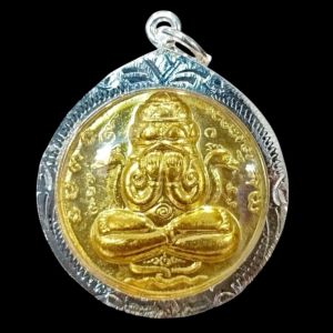 K900 พระปิดตา พังพระกาฬ พระปิดตาพังพระกาฬ วัดเขาอ้อ จังหวัดพัทลุง รุ่นแรก ปี 2530 เนื้อกะไหล่ทอง หลักเมือง พุทธาคม กรอบเงินไมครอน แคล้วคลาด มีโชค วัตถุมงคล พร้อมส่ง