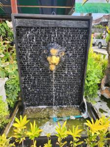 ม่านน้ำตกน้ำตกหน้าบ้านน้ำตกฮวงจุ้ยน้ำพุสิงห์โตมั่งคงเรียกเงินเรียกทองตกแต่งพร้อมส่งแถมฟรีไฟสปอร์ตไลฟ์2ดวงโอ่งน้ำ1ใบตกแต่งต้นไม้ให้ครบจบในที่เดียว