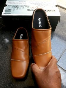 Sandal Selop Pria: Nyaman & Tidak Licin untuk Aktivitas Sehari-hari