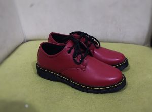 low both dr martens 3hole . sepatu formal pria