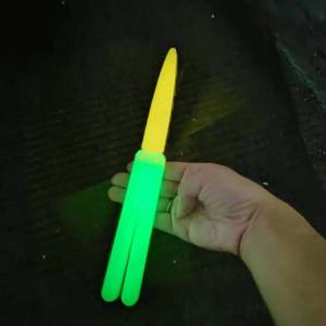 ZJT Kira Luminous Carrot Gravity Jump Radish Balisong Gift For Kids Butterfly Knife Benchmade Stress Relief Fidget Toys JTZ