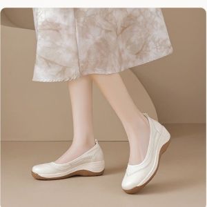 Free Shipping Comfortable And Casual Mom Shoes Thick-Soled Versatile With A Platform Sole Small Leather Shoes 2026 Autumn New Collection Mid-Heel Loafers For Women