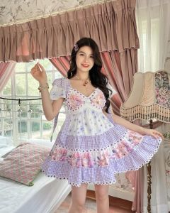 BLT BRAND B617 การันตีเสื้อผ้าแบรนด์แท้ ชุดเดรสผูกไหล่สีม่วงพิมพ์ลายน้องแมว แต่งดอกเดซี่ชายกระโปรง ชุดไปเที่ยว ค่าเฟ่