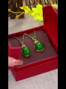 Womens green stone necklace in the shape of a teardrop. Short neck gold plated looks luxurious and fashionable.