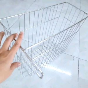 Giỏ treo inox dùng trong siêu thị tạp hóa gia đình..