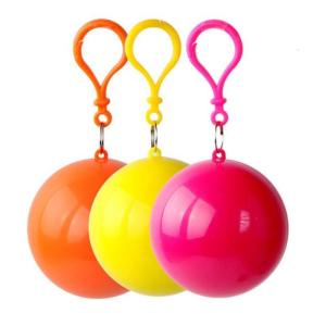 ลูกบอลเสื้อกันฝนพกพาแบบใช้แล้วทิ้งที่บังฝนลูกบอลพวงกุญแจหลากสีกันน้ำสำหรับผู้ใหญ่พร้อมตะขอเสื้อกันฝนฉุกเฉินกลางแจ้ง