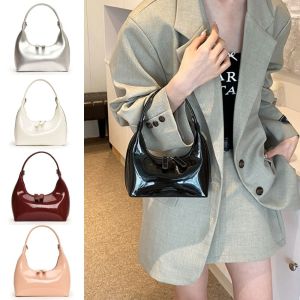 LANGJ Y2K กระเป๋าสะพายพาดลำตัวสำหรับเดินทาง หรูหราสุดหรู พียู PU กระเป๋าถือพื้นผิวสว่าง ง่ายๆ พร้อมจี้ กระเป๋าหนังใต้วงแขน สำหรับผู้หญิง