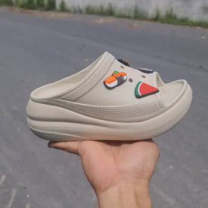 %Flash Sale% Crocs Classic Slide (Buy 1 get 4 Jibbitzs free = 100฿) Available in 4 colors womens slip-on sandals womens chunky shoes womens high heels platform shoes light soft comfortable to wear. Ready to ship in Thailand receive the item in