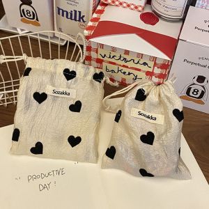 THOMA กระเป๋าถือแบบถือ กระเป๋าเก็บเชือกรูดลายดอกไม้ วินเทจ โซซักกา ที่จัดเก็บเครื่องประดับลิปสติก ใช้งานได้หลากหลาย แบบพกพาได้ กระเป๋าเครื่องสำอางหัวใจรัก ถุงของขวัญ