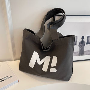 กระเป๋าสะพายเก๋ๆ กระเป๋าผ้า กระเป๋านักเรียนนักศึกษา มีหลายสีให้เลือก เข้ากับทุกการแต่งกาย กระเป๋าสะพายไหล่ กระเป๋า Tote Bag จุของได้เยอะ มีซิป