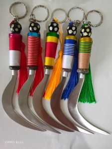 Bundora GKC1 Gantungan Kunci Celurit 17cm jumbo Etnik Madura Souvenir Oleh-Oleh Warna-Warni Keren Murah