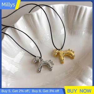 Millys สร้อยคอยาวจี้ม้าสีสันสดใสเคลือบแบบมินิมอลลิสต์สร้อยคอยาวปรับได้โซ่สเวตเตอร์แบบเรียบง่ายเครื่องประดับของขวัญเครื่องประดับแบบเรียบง่าย