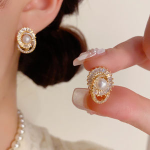 ต่างหูแฟชั่นผู้หญิง 2025 ใหม่แสงหรูหราเต็มรูปแบบเซอร์โคเนียมติดกระดุมต่างหูวงรีมุกอารมณ์เฉพาะแฟชั่นทุกการแข่งขันต่างหูระดับไฮเอนด์