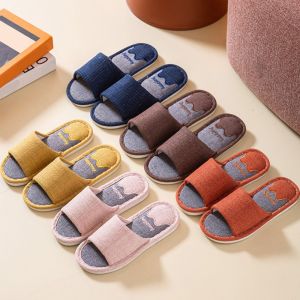 PERCEPT ตัวอักษรสำหรับเด็ก รองเท้าแตะผ้าลินินลายหมี นุ่มนุ่มๆ กันลื่น รองเท้าใส่อยู่บ้าน แบบพกพาได้ ทนทานต่อการใช้งาน รองเท้าแตะบ้านนุ่ม ผู้หญิง/ผู้ชาย