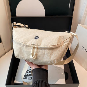 MOUSSON  กระเป๋าสะพายข้างผู้หญิงแฟชั่นใหม่ปี  ดีไซน์ทรงครึ่งวงกลม มีซิปและช่องเก็บของภายใน ใส่ได้ทุกวันอย่างลงตัว