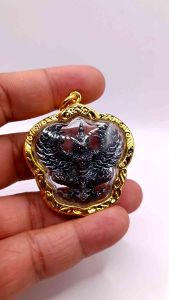 K902 พญาครุฑ รุ่นรวยหมื่นล้าน หลวงพ่อพัฒน์ ปุญญกาโม วัดห้วยด้วน จ.นครสวรรค์ ๒๕๖๓ เนื้อนวโลหะ พิมพ์ใหญ่ กรอบทองไมครอน ขนาด 4 x 3.5 ซม. วัตถุมงคล พร้อมส่ง