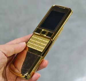 8800โทรศัพท์มือถือ3แบนด์รุ่นคลาสสิกใหม่หน้าจอ2.4นิ้วมีวิทยุ FM บลูทูธสองซิม2G แป้นพิมพ์เครือข่ายโทรศัพท์มือถือ