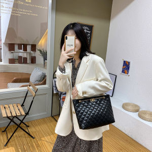 LEAShop สวยงามมาก กระเป๋าสะพายข้างแฟชั่นใบใหญ่ทรงสวยหรูดูแพง แต่งด้วยอะไหล่สีทอง ทรงสวยทันสมัยโดนใจสาวๆแน่นอนมาจับมาจองกันได้